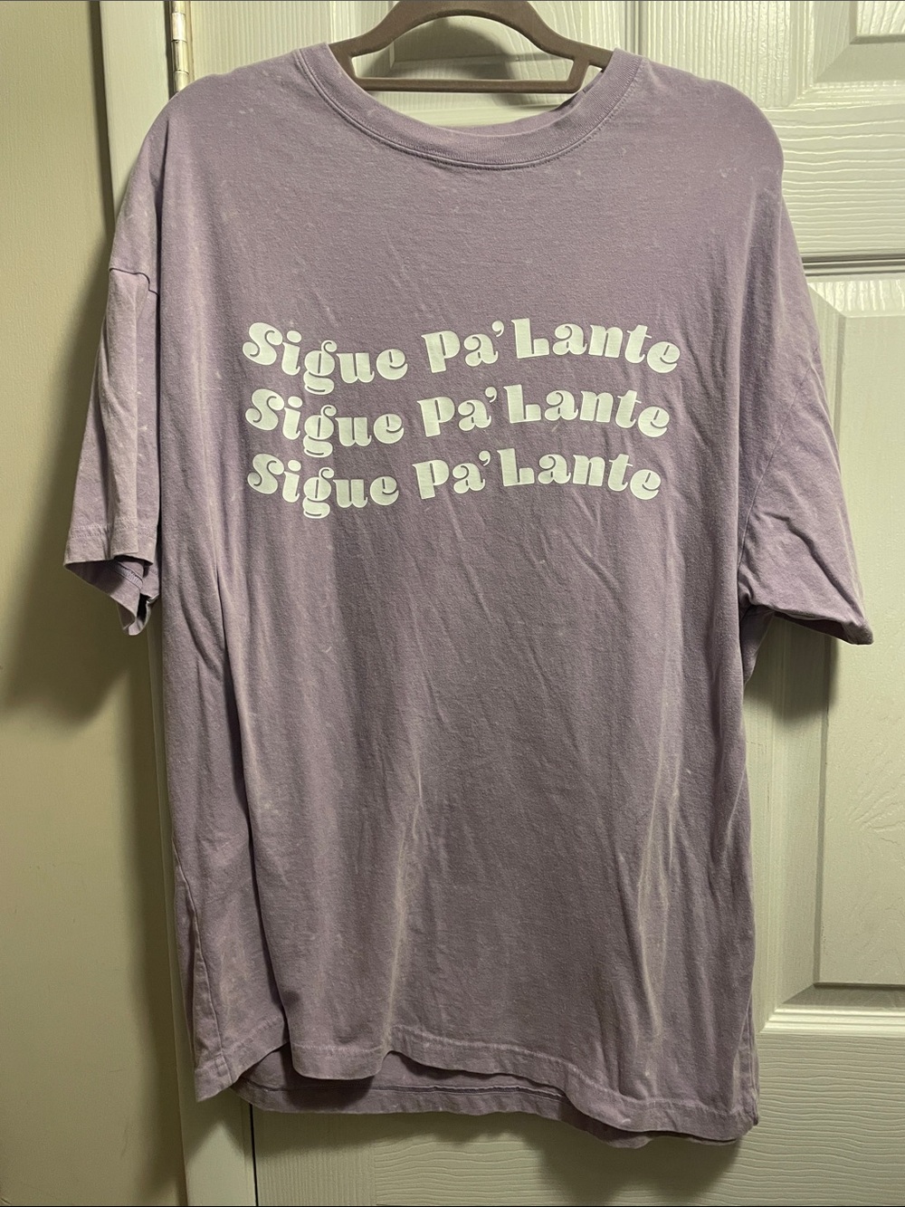 Lavender Pink brand T-shirt  - Sigue Pa' Lante